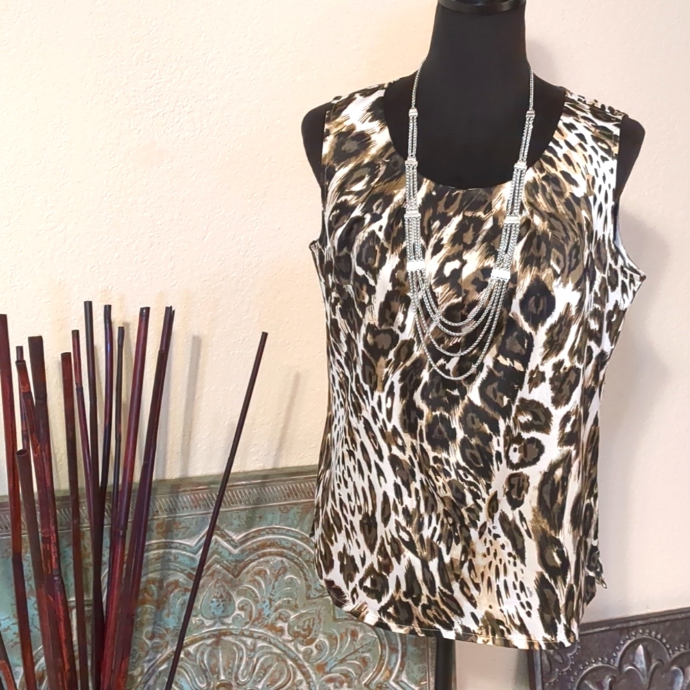 CHICO’S SLEEVELESS TOP
